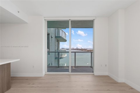 Condo in Miami, Florida, 1 bedroom № 1981653 - photo 9