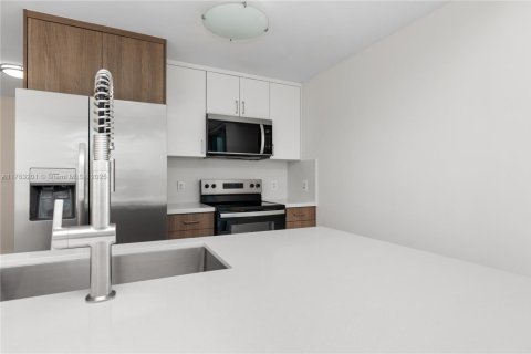 Condo in Miami, Florida, 1 bedroom № 1981653 - photo 15