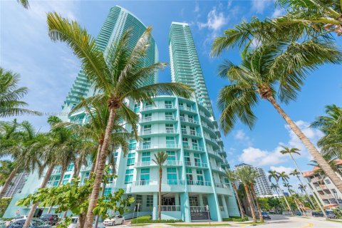 Condo in Miami, Florida, 1 bedroom № 1981653 - photo 1