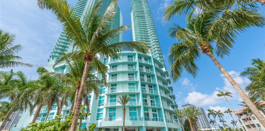 Condo in Miami, Florida, 1 bedroom № 1981653