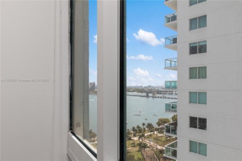 Condo in Miami, Florida, 1 bedroom № 1981653 - photo 22