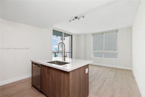 Condo in Miami, Florida, 1 bedroom № 1981653 - photo 12