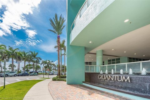 Condo in Miami, Florida, 1 bedroom № 1981653 - photo 2