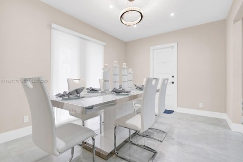 Casa en venta en Plantation, Florida, 5 dormitorios, 407.19 m2 № 2241438 - foto 15