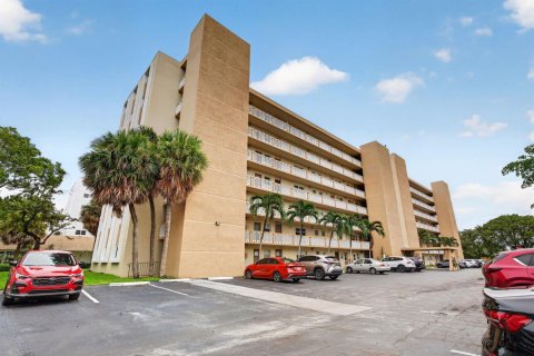Condo in Hallandale Beach, Florida, 2 bedrooms № 2384545 - photo 2