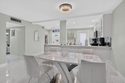Condo in Hallandale Beach, Florida, 2 bedrooms № 2384545 - photo 6