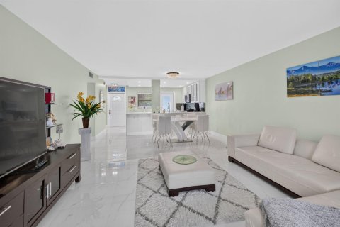 Condo in Hallandale Beach, Florida, 2 bedrooms № 2384545 - photo 4