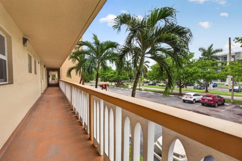 Condo in Hallandale Beach, Florida, 2 bedrooms № 2384545 - photo 3