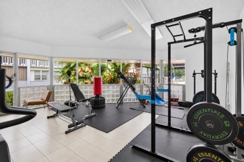 Condo in Hallandale Beach, Florida, 2 bedrooms № 2384545 - photo 13