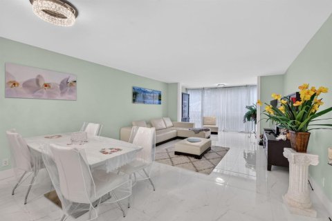 Condo in Hallandale Beach, Florida, 2 bedrooms № 2384545 - photo 7