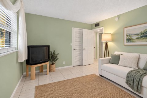 Condo in Hallandale Beach, Florida, 2 bedrooms № 2384545 - photo 10