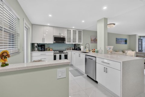 Condo in Hallandale Beach, Florida, 2 bedrooms № 2384545 - photo 8
