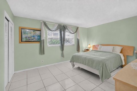 Condo in Hallandale Beach, Florida, 2 bedrooms № 2384545 - photo 9
