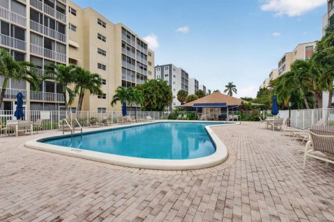 Condominio en Hallandale Beach, Florida, 2 dormitorios  № 2384545