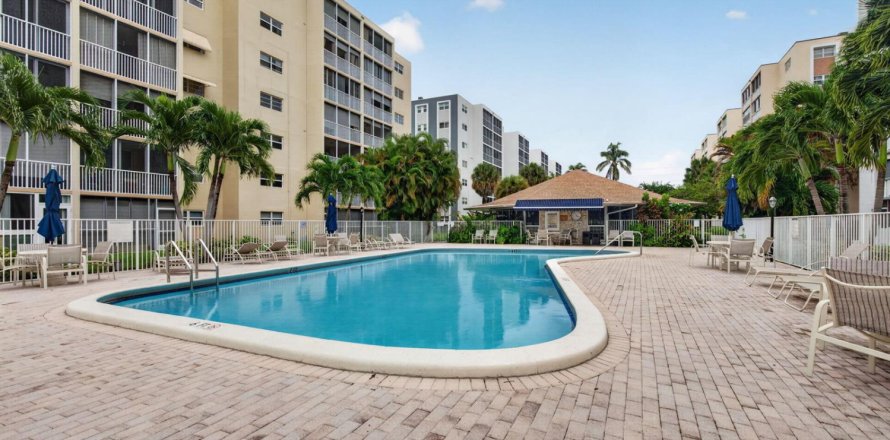 Condo in Hallandale Beach, Florida, 2 bedrooms № 2384545