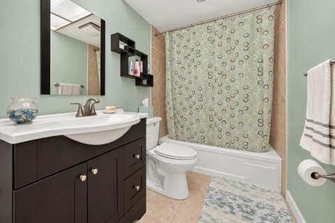 Condo in Hallandale Beach, Florida, 2 bedrooms № 2384545 - photo 11