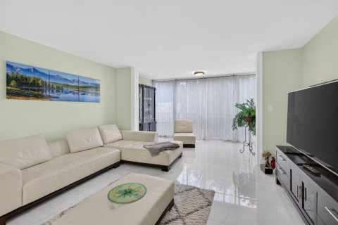 Condo in Hallandale Beach, Florida, 2 bedrooms № 2384545 - photo 5
