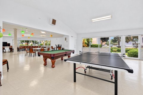 Condo in Hallandale Beach, Florida, 2 bedrooms № 2384545 - photo 12