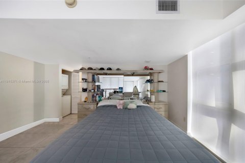 Condo in Miami, Florida, 2 bedrooms  № 1971575 - photo 11