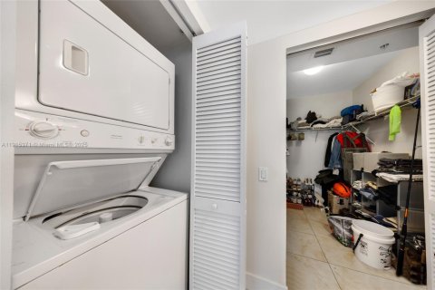 Condo in Miami, Florida, 2 bedrooms  № 1971575 - photo 12