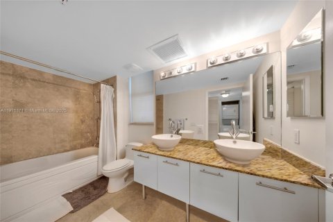 Condo in Miami, Florida, 2 bedrooms  № 1971575 - photo 14