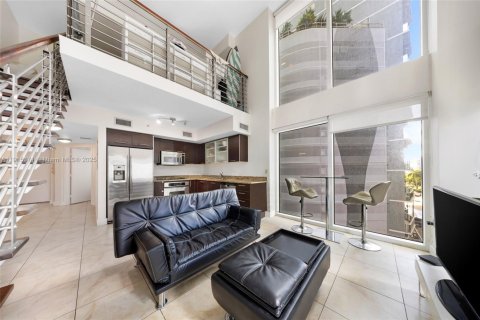 Condo in Miami, Florida, 2 bedrooms  № 1971575 - photo 1