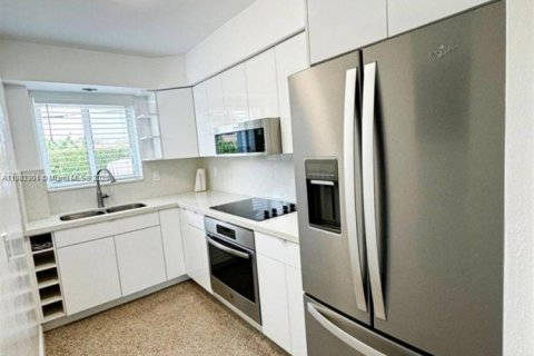 Condo in Pompano Beach, Florida, 1 bedroom  № 1929473 - photo 4