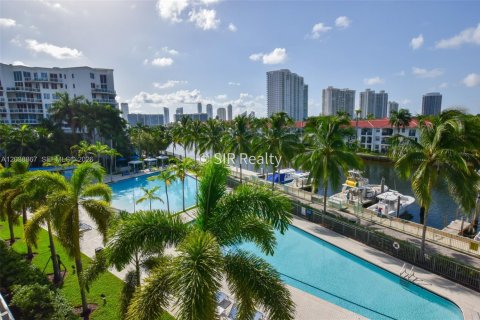 Condo in Aventura, Florida, 2 bedrooms № 2186166 - photo 2