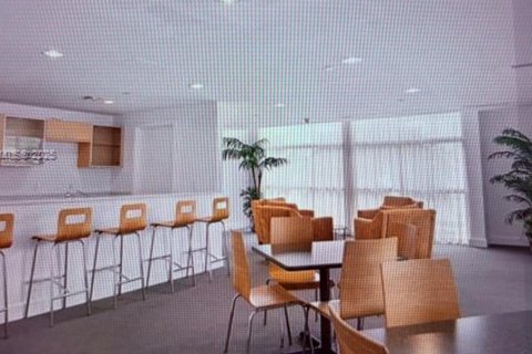 Condo in Miami, Florida, 1 bedroom № 2103427 - photo 6