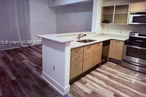 Condo in Miami, Florida, 1 bedroom № 2103427 - photo 11