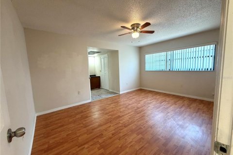 House in Orlando, Florida 4 bedrooms, 165.55 sq.m. № 2093836 - photo 8