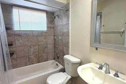 House in Orlando, Florida 4 bedrooms, 165.55 sq.m. № 2093836 - photo 15