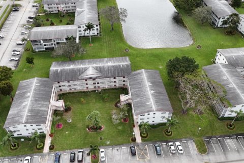 Propiedad comercial en alquiler en Boca Raton, Florida, 2 dormitorios, 77.57 m2 № 1096251 - foto 1