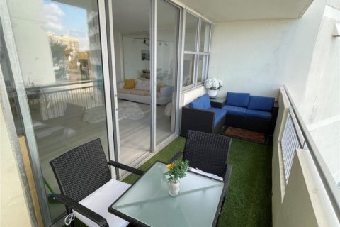 Copropriété à louer à Hallandale Beach, Floride: 54.07 m2 № 1129267 - photo 1