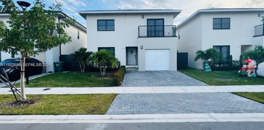 Adosado en Florida City, Florida 5 dormitorios, 168.15 m2 № 2032331