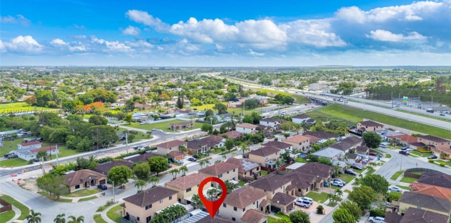 House in Homestead, Florida 3 bedrooms, 146.14 sq.m. № 2012672