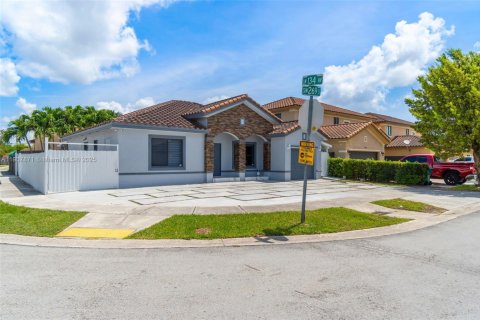 House in Homestead, Florida 3 bedrooms, 146.14 sq.m. № 2012672 - photo 8