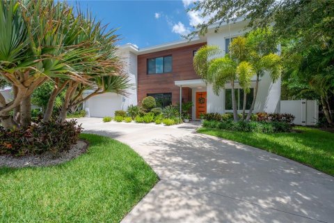 House in Tampa, Florida 5 bedrooms, 407.47 sq.m. № 2285061