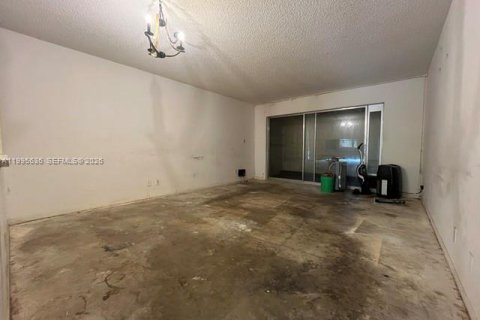 Купить кондоминиум в Тамарак, Флорида 1 спальня, 67.82м2, № 2058345 - фото 5