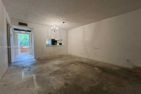 Купить кондоминиум в Тамарак, Флорида 1 спальня, 67.82м2, № 2058345 - фото 3