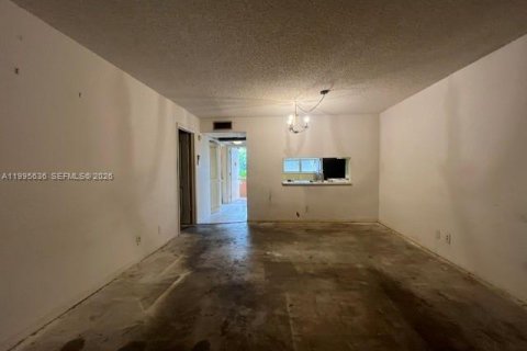 Купить кондоминиум в Тамарак, Флорида 1 спальня, 67.82м2, № 2058345 - фото 4