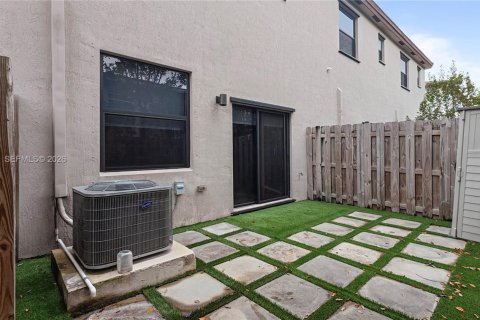 Townhouse in Miami, Florida 3 bedrooms, 130.34 sq.m. № 2087330 - photo 2