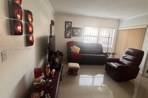 Copropriété à vendre à Hialeah, Floride: 2 chambres, 69.68 m2 № 1990651 - photo 1