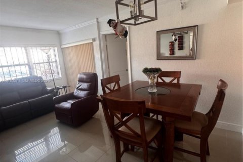 Copropriété à vendre à Hialeah, Floride: 2 chambres, 69.68 m2 № 1990651 - photo 2