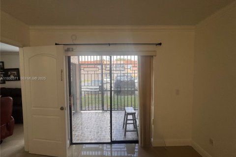 Copropriété à vendre à Hialeah, Floride: 2 chambres, 69.68 m2 № 1990651 - photo 7