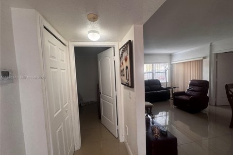 Copropriété à vendre à Hialeah, Floride: 2 chambres, 69.68 m2 № 1990651 - photo 3
