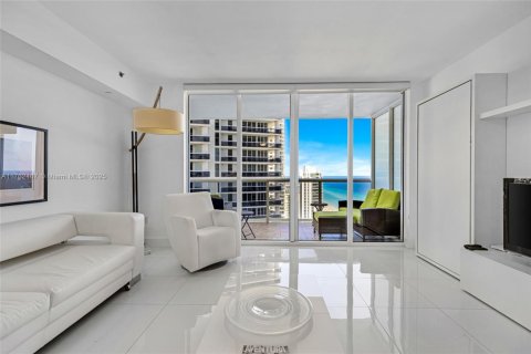 Copropriété à louer à Hallandale Beach, Floride: 1 chambre, 78.41 m2 № 1579810 - photo 1