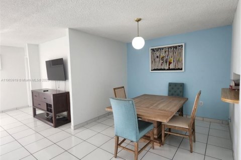 Снять в аренду кондоминиум в Майами-Бич, Флорида 1 спальня, 93.46м2, № 1955308 - фото 18