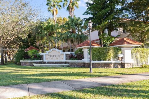 Townhouse in Miramar, Florida 2 bedrooms, 98.1 sq.m. № 1859835 - photo 1