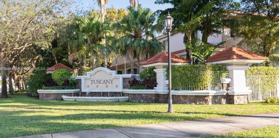 Townhouse in Miramar, Florida 2 bedrooms, 98.1 sq.m. № 1859835